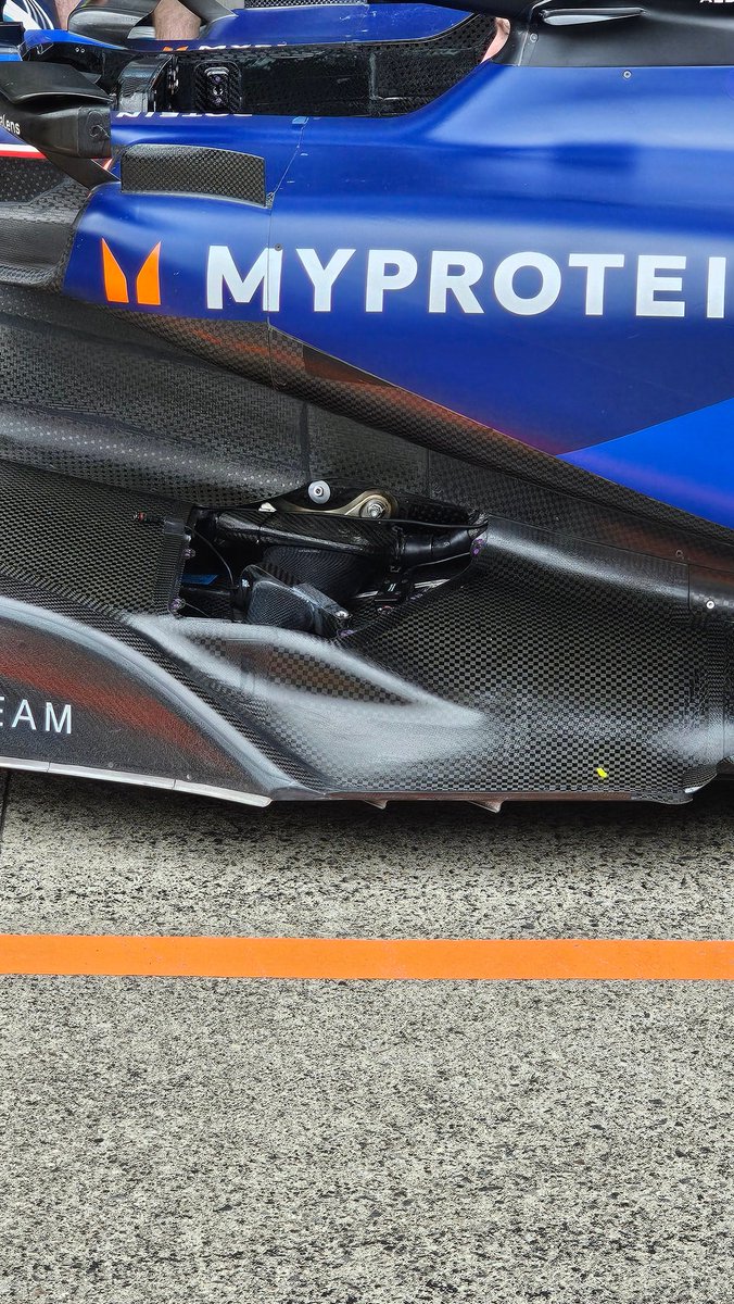 jucerasoli's tweet photo. A Williams tava testando pitstop e simplesmente caiu uma parte mal afixada do topo do assoalho.

E olha que era o chassi "bom" do Albon 🫠

#F1 https://t.co/fu9cPz2Tbt