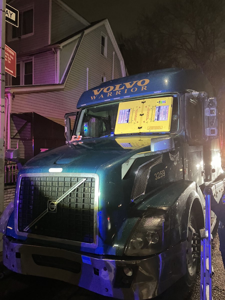 Tonight was the NYPD's 1st deployment of a windshield boot aka the "Barnacle Device." It's used to immobilize vehicles violating parking regulations.
This allows us to hold those accountable, reduce parking congestion &amp; address cars that are a nuisance &amp; hazard to the community.
