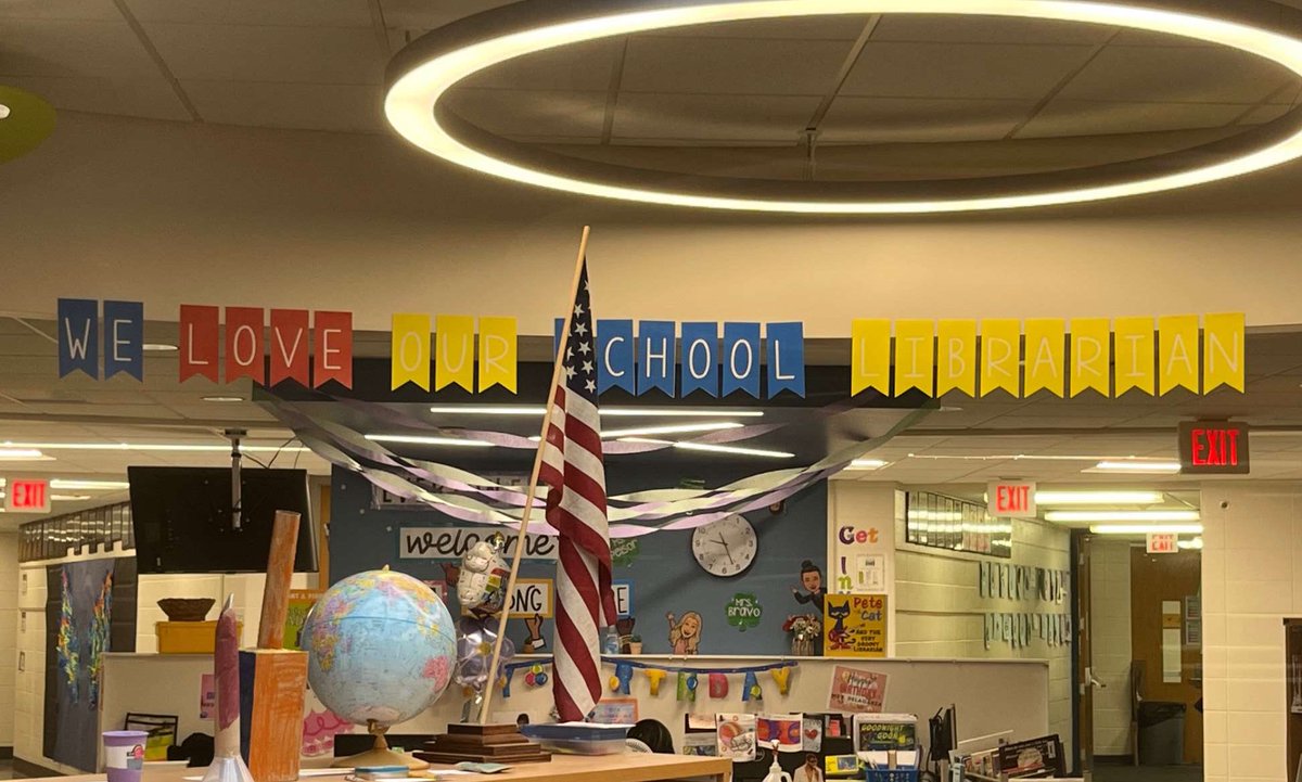 Veronica_Brav0's tweet photo. Today is National School Librarian Day
Thank you to my students &amp; coworkers for celebrating me on this special day! 
#LakeParkLibrary #ASD4LibrariansRock #NationalSchoolLibrarianDay https://t.co/OFzV2B4eTQ