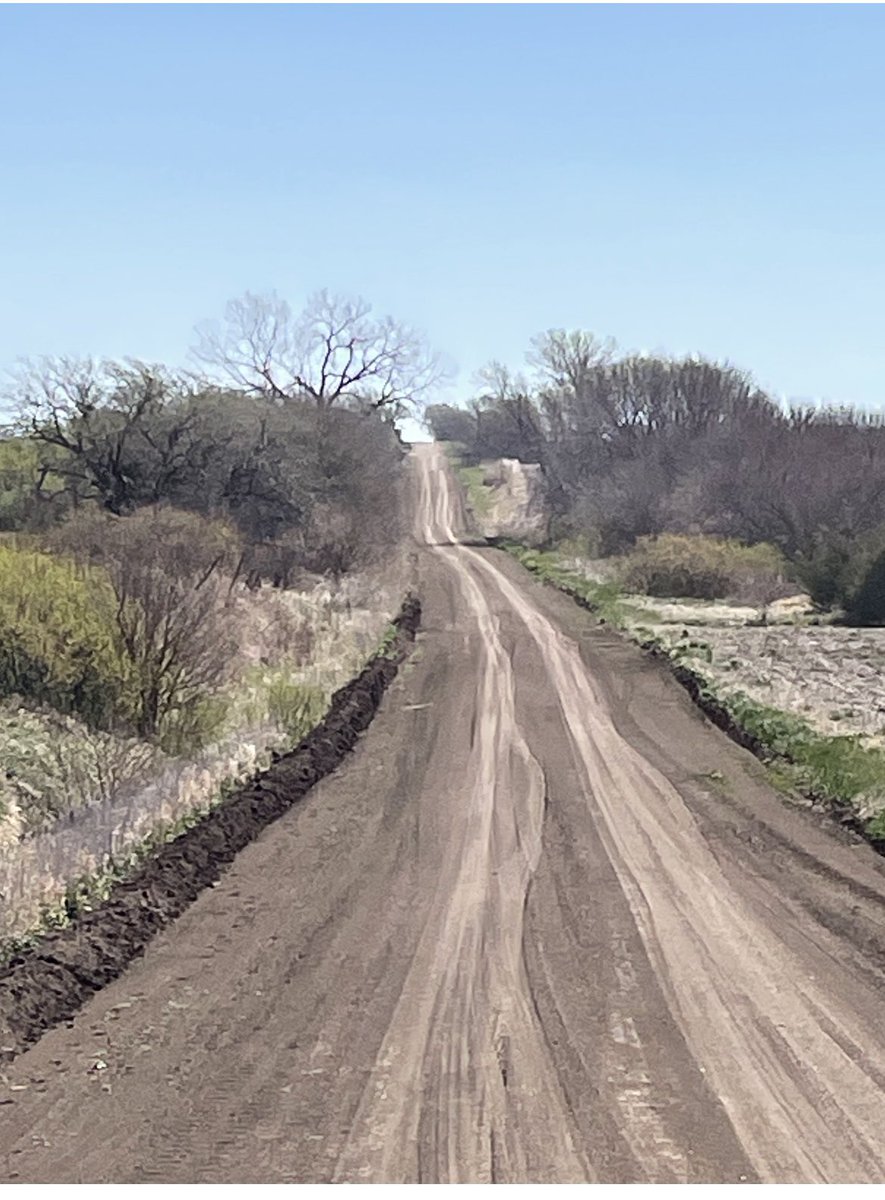 markvarner09's tweet image. After a week of absolutely crazy 😜 wind, today it calmed down finally (8-10 mph) which felt like heaven! The hills tonight felt so easy on my 8 mile run. Bonus dirt mile pic 😊#runchat #running #springmaybe #hills