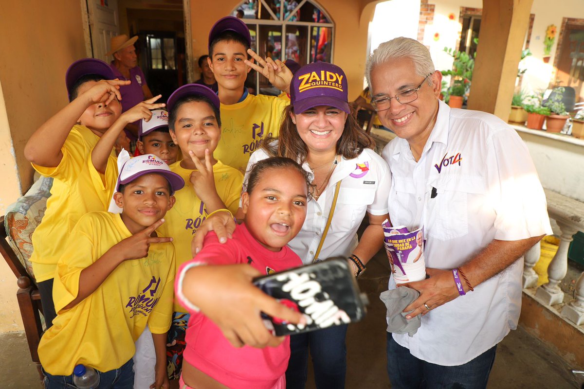 BlandonJose's tweet photo. Día intenso el de hoy. Iniciamos en un volanteo en la estación del Metro en la Plaza 5 de Mayo. Luego estuvimos con nuestra candidata a diputada, Felicia Bejerano, en el Distrito de Besiko (Circuito 12-2). Terminamos el día en Las Cumbres, con la representante Zaidy Quintero #LoBuenoViene #Vota4