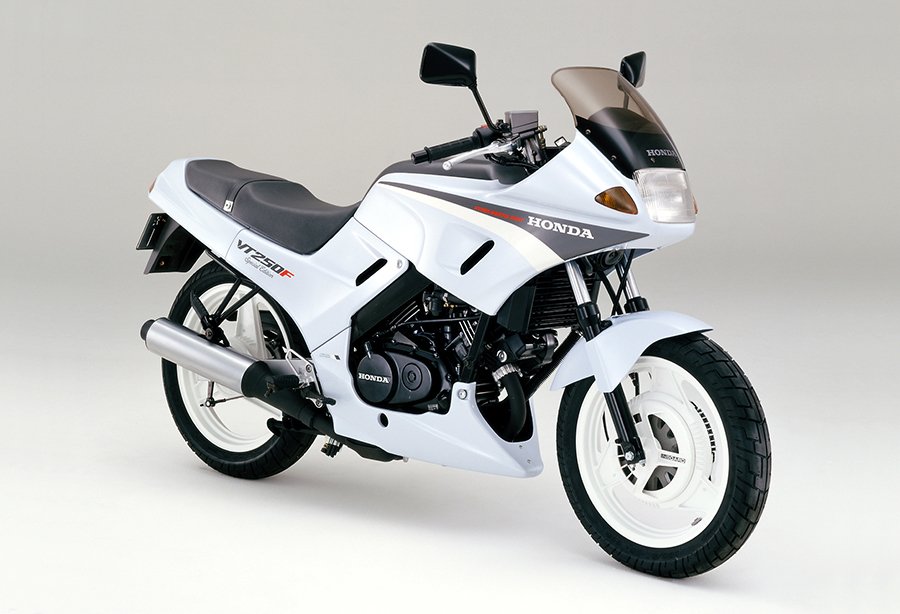PONTA308's tweet photo. @HondaBike_hmj VT250FGです。
とっても乗りやすく、バイクの楽しさを教えてくれました。

#デビューの日 https://t.co/DnphRhNWGd