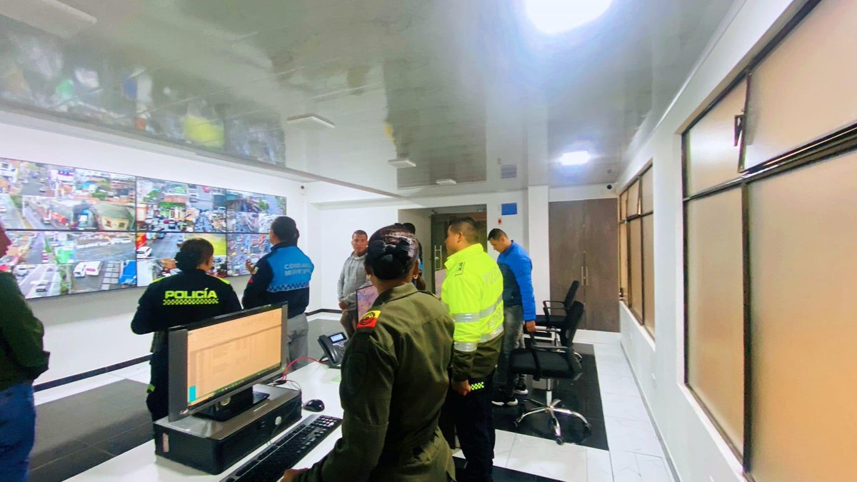 Policía nacional, Bomberos, comisaría municipal y secretaría municipal de seguridad de #cotacachi aprendiendo de Ipiales Colombia de lo pasó en inseguridad y ahora vive #Ecuador. Cotacachi por un destino turístico seguro.
