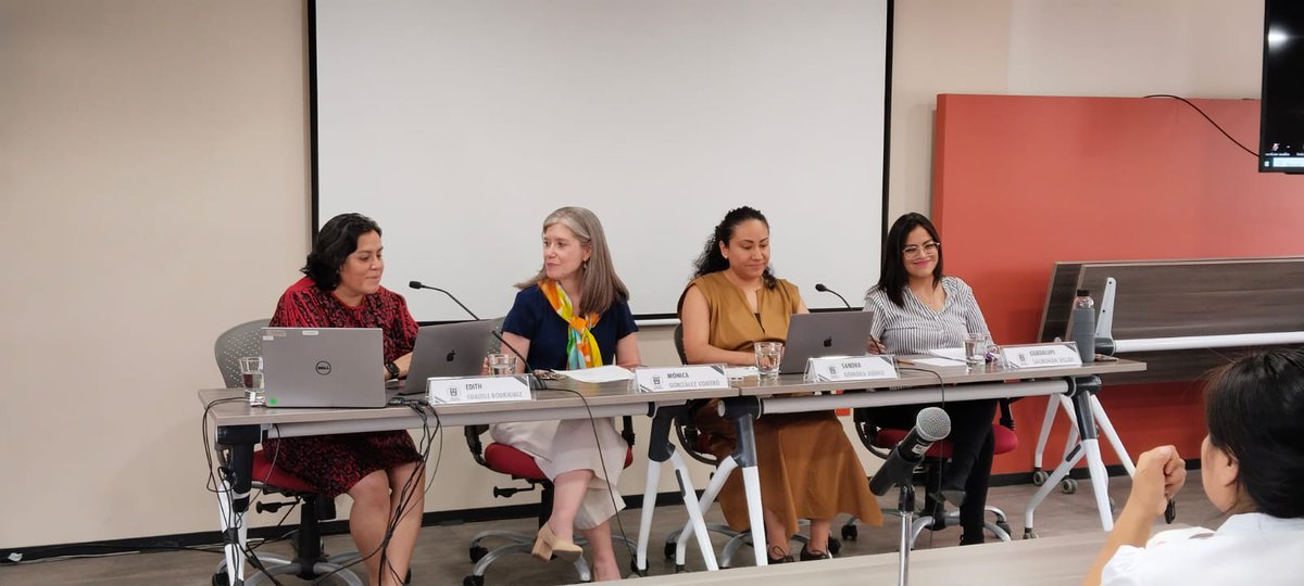 diplonojuristas's tweet photo. Hoy tuvimos una estupenda inauguración en el @IIJUNAM de la @UNAM_MX Gracias a la Dra. @gpe_salmoran y a nuestra Directora, la Dra. Mónica González Contró. 🥳 @EdithCuautleR @SandraGJ10 https://t.co/RSny5UfWfM