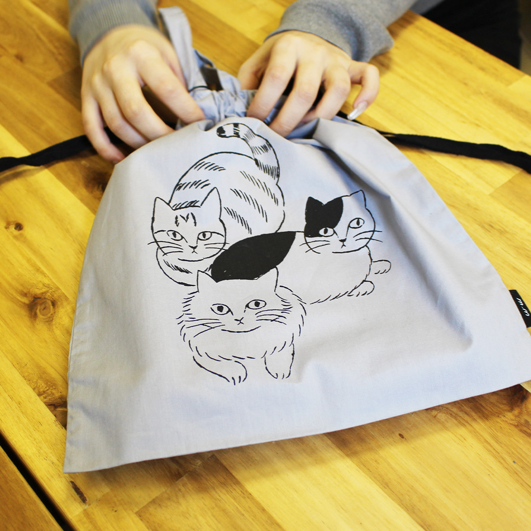 hachi_cafe's tweet photo. ＼入園・入学前の準備におすすめ／
習い事用のレッスンバッグ、体操服入れやサブバッグにもオススメ！
4月からスタートするお子さまの新生活に、カワイイねこちゃんのアイテムはいかがですか🐈️🌸
https://t.co/Ywt8dKnSFc 
#matsuomiyuki #松尾ミユキ #巾着 https://t.co/FOePAnQeEh