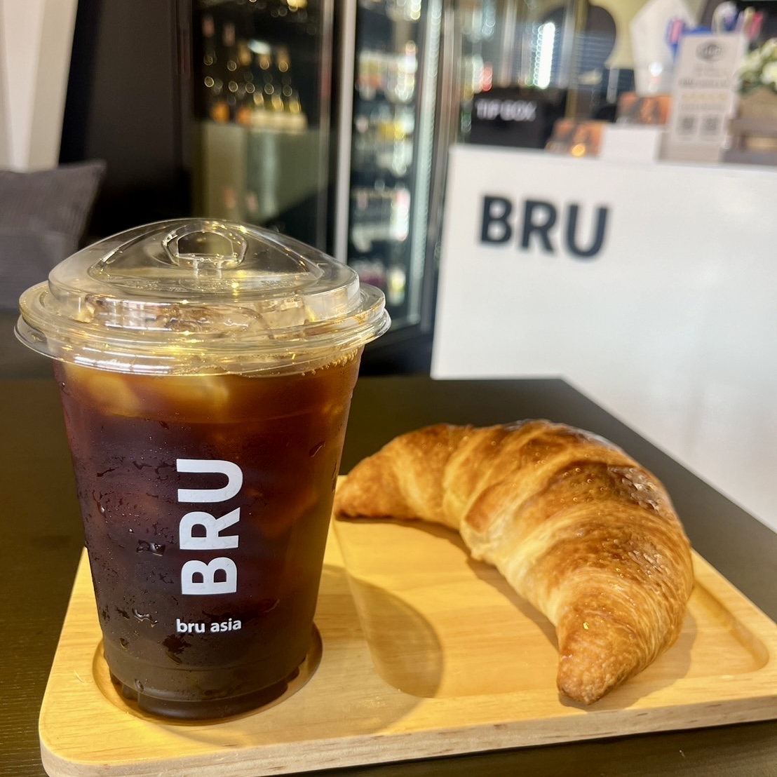 ThePattayaGuide's tweet photo. Feeling stressed from the week?

BRU's got the cure! Coffee, desserts, and chill vibes to get your weekend started right. 😉 

Location: https://t.co/2USOy8NiS8
Grab Delivery: https://t.co/hgT3KW73ia

#BRU #Pattaya #WeekendFeeling #TreatYourself #Desserts https://t.co/cgzW4hsvOE