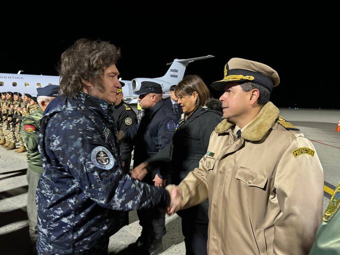JonatanViale's tweet photo. El presidente Milei recién llegado a Ushuaia. https://t.co/1XLq3QU8zy