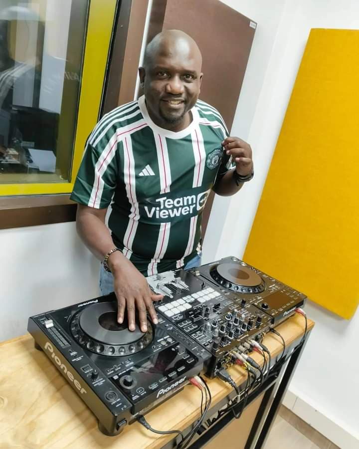 Friday huwa naree 🔥 #Brekko with @MajimajiKenya juggling, iko sawa 😎 Tuchapiane 🤙 0711443886 Text 20895 WhatsApp VN 0717443886 Stream 🌐 ghettoradio.co.ke Good morning 🌄