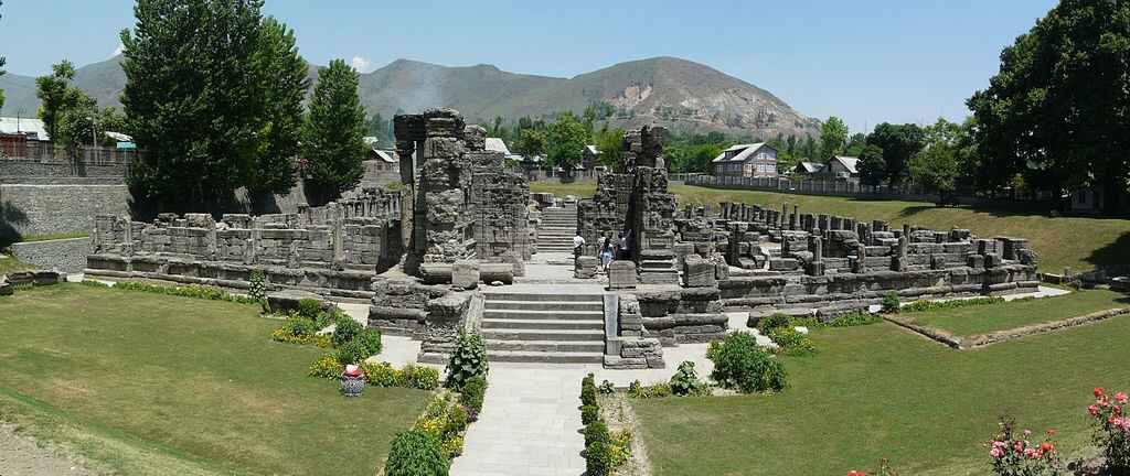 Unveiling Kashmir's history at the #AvantiswamiTemple ruins. This 9th century architectural wonder, dedicated to Lord Vishnu, offers a glimpse into Kashmir's rich history of Shaivism. #kashmirtourism #KashmirHistory @aartimahajan_20 @AdityaRajKaul @anandmahindra @AnupamPKher