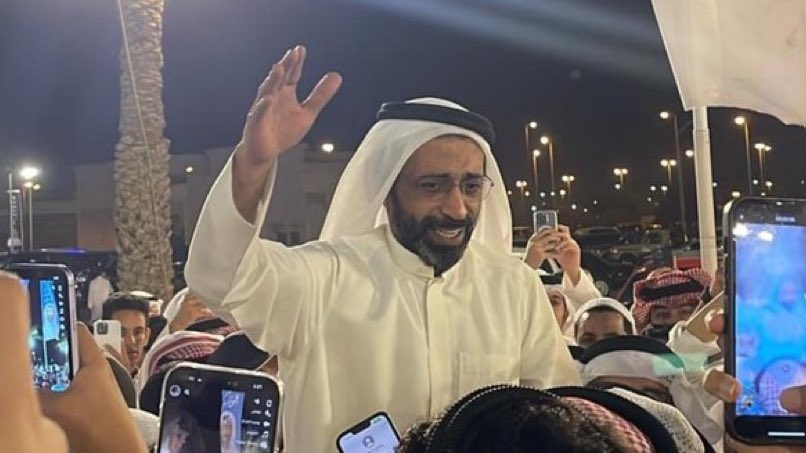 munalme's tweet photo. بشروني عسى ضاقت عليه الوسيعة
واحدٍ جاء يضايقنا ، و راح متضايق 

لعنبو ذا الوجيه اللي رداها طبيعة
عام و انتو تجرون السلق بالوثايق 

ان حشمنا حشمنا حافظين الوديعة
وان بطشنا بطشنا قالبين الحقايق 

حاول النذل فينا قد مايستطيعه 
" غير والله مطيح عبيد ماهو بلايق " 🤍
#عبيد_الوسمي https://t.co/UDwvGVm172