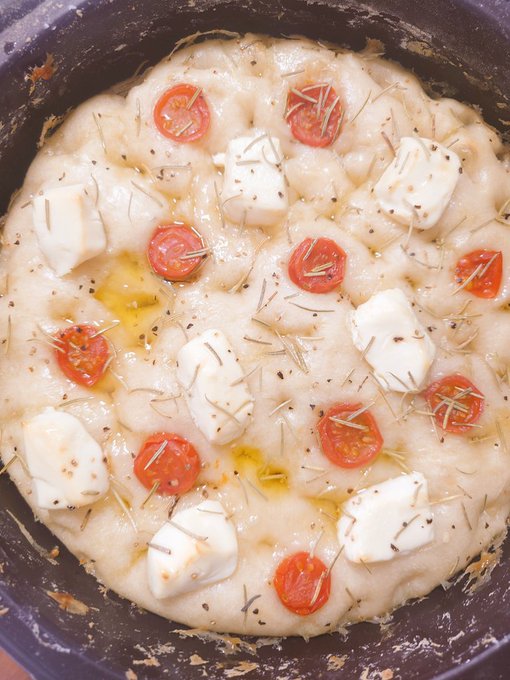 金曜ランチ🍽
フォカッチャ食べたくなったので焼いた…けどイーストシんでるのかあんまり膨らまなかった(  ꒦ິ꒳꒦ີ)
あともう少し焼いてもいーかもしれん。またリベンジしよ 