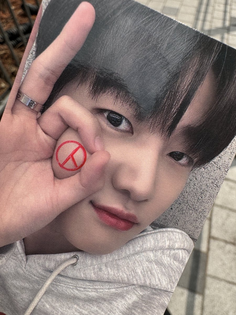 jjaep12's tweet photo. 영원히 투표인증용으로만 쓸 수 있는 포카 
영원히..... https://t.co/XsDEFJ7cjJ