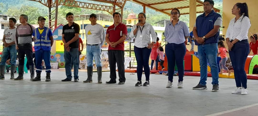 QuevedoInclu24's tweet photo. #Valencia | Carteras de estados y organización de la sociedad civil participaron de la "Brigada Social por el Nuevo Ecuador", la cual contó con stan informativos, entrega de lentes de lectura, Kit de alimentos y ayudas técnicas en la comuna Monte Nuevo.

#ElNuevoEcuador https://t.co/ucFWUBrdRu