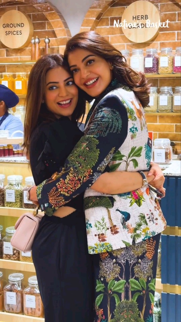 KarthickS_31's tweet photo. Many of them asked kajal or nisha..
I'm replied, both of them like my right and left eyes.🤩 because, I'm #KajalNisha stan 💝

Queen #MrsPerfect @MsKajalAggarwal 👑😍
Princess #MrsBeautiful @AggNisha 👑🥰
#KajalAggarwal #NishaAggarwal https://t.co/YvUB0PvQa6