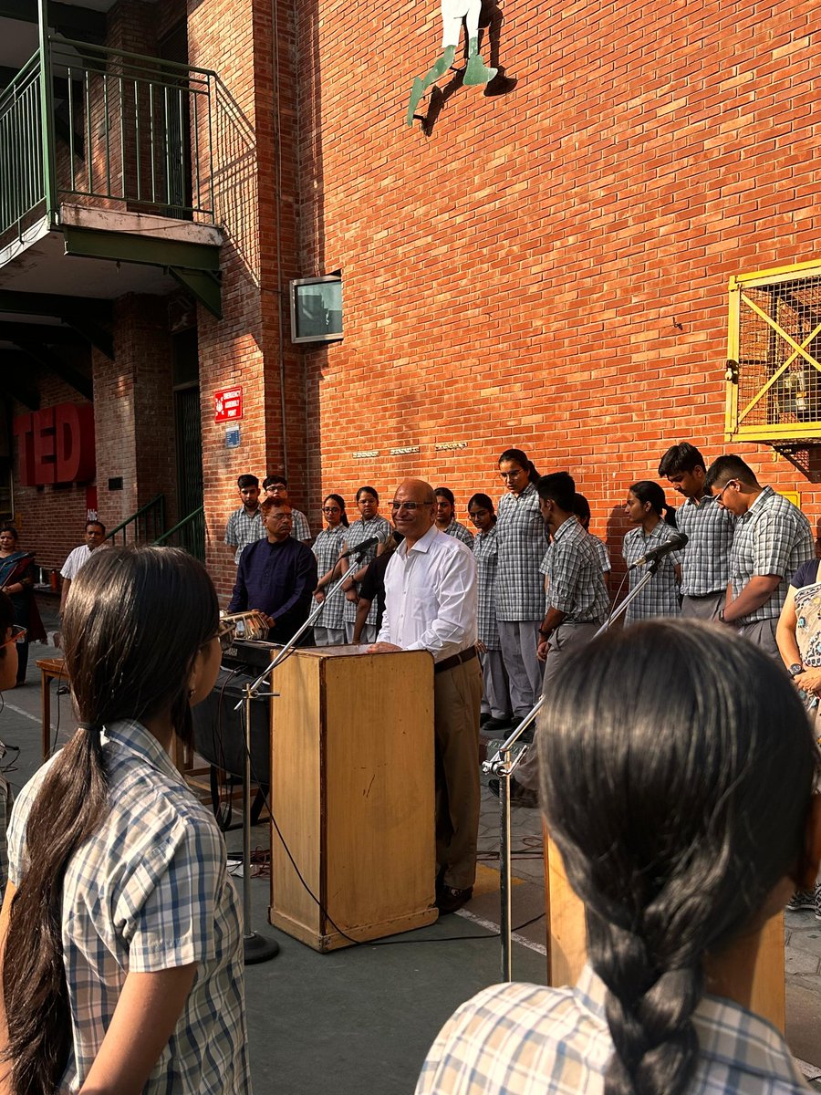 Poonamm1611's tweet image. A special assembly by class XII C had  &apos;Aarambh&apos; the new academic session 2024-2025 #invigoratingpoetry #awesomespeakers and a heart-warming welcome by Principal Sir @ashokkp @pntduggal @y_sanjay @kandhari_ekta @MuktaSh14821864 @RashmiJ99932149