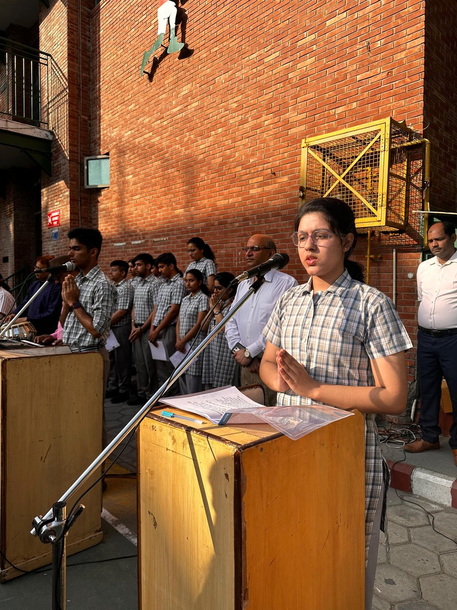 Poonamm1611's tweet image. A special assembly by class XII C had  &apos;Aarambh&apos; the new academic session 2024-2025 #invigoratingpoetry #awesomespeakers and a heart-warming welcome by Principal Sir @ashokkp @pntduggal @y_sanjay @kandhari_ekta @MuktaSh14821864 @RashmiJ99932149