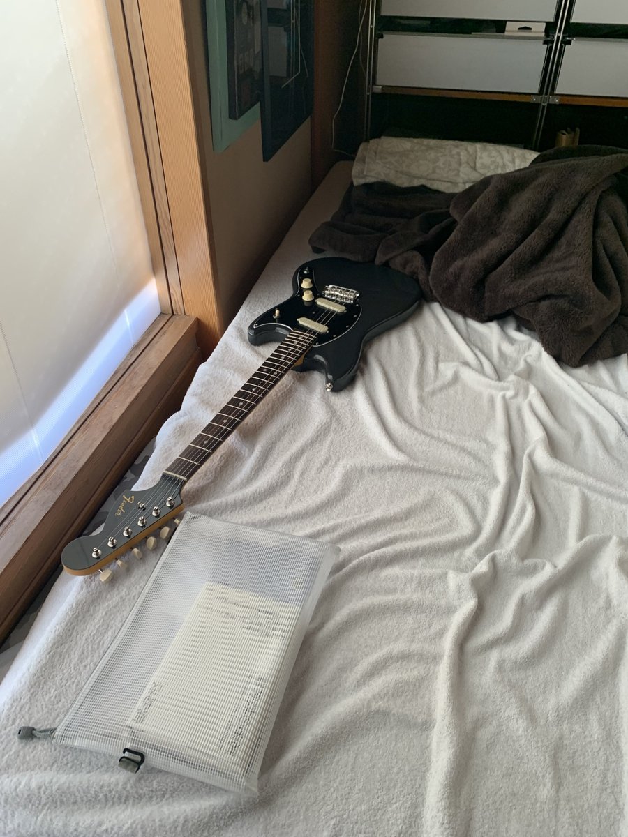 guitarexrex's tweet photo. 昼寝の添い寝ギター…
CHAR 2020 MUSTANG "SUMI"
'pick guard Black'
<Char Mustang ZICCA Limited Model>
＃添い寝ギター
＃guitar
＃Fender
＃FenderMadeinJapan 
＃CHAR
＃MUSTANG
＃matchinghead
＃SUMI https://t.co/1koVIuKEz1
