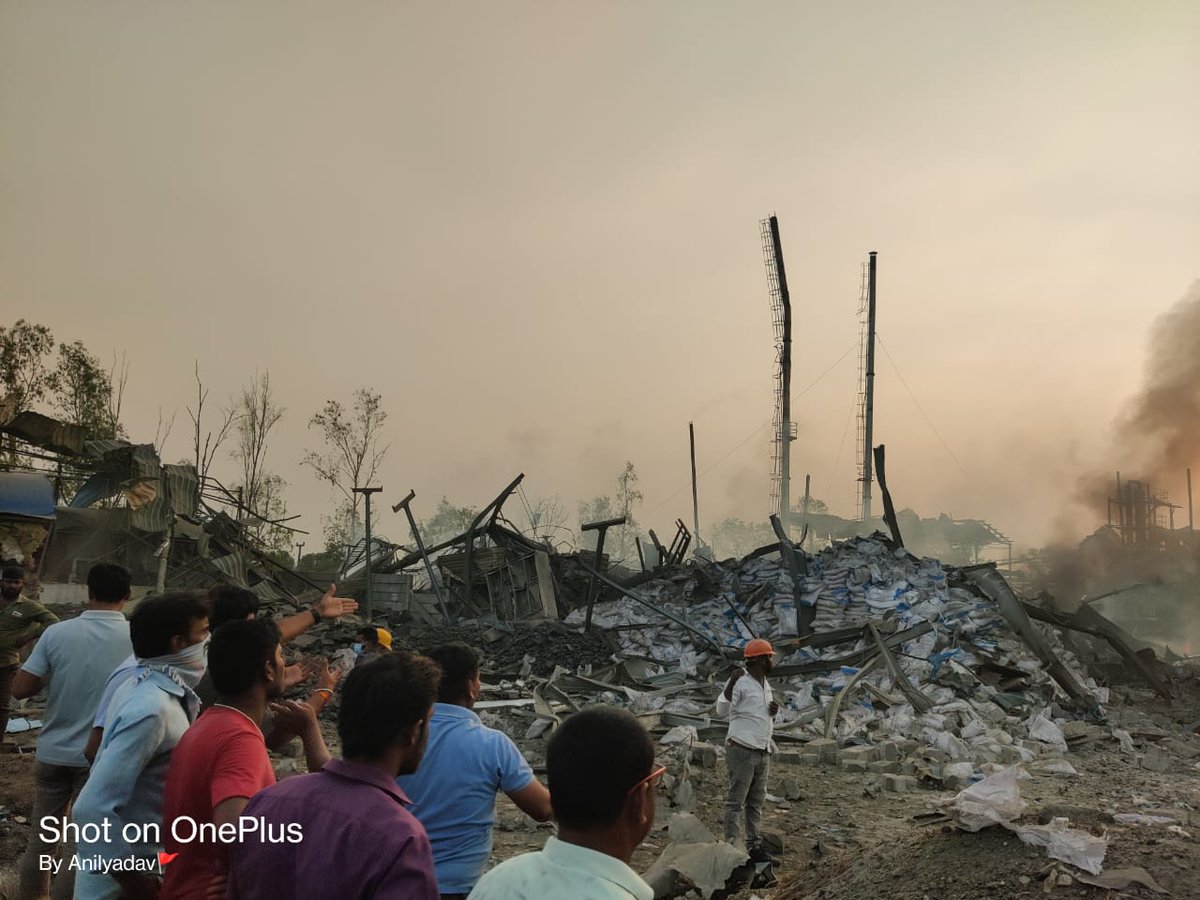 Sri.Sudheer babu IPS, IG Multi Zone II sir visited the scene of offence and instructed the @spsangareddy to form a Multi disciplinary team to investigate the fire/blast incident in a chemical factory in Hathnoora PS limits.