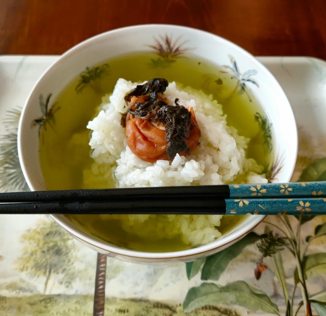 🍚 🌾  My father was a vegetable farmer, so my mother had scant time to cook during the harvest months. We often ate 'cha cha gohan' during the summers. Fast, cheap, and filling

#Japanesefood #japanesecusine #fastmeals #summerfood #rice #gohan #greentea #chachagohan