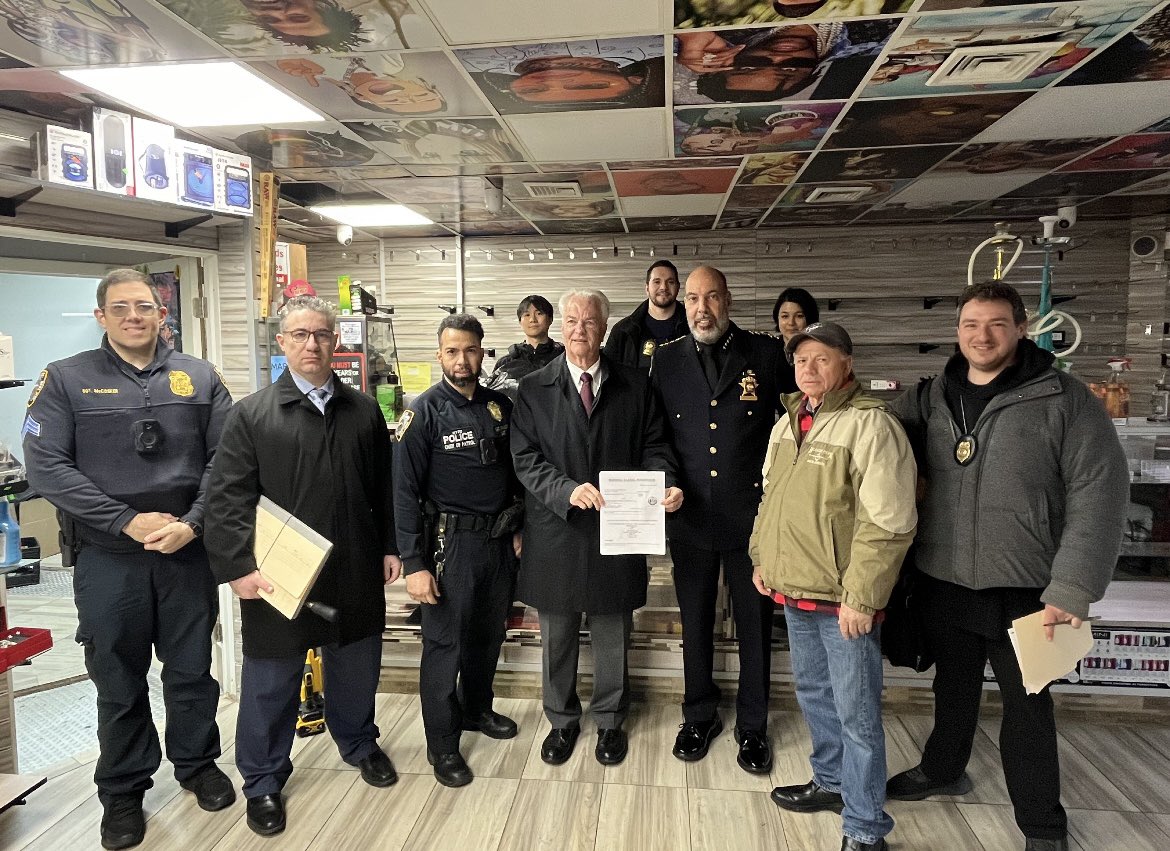 Sheriff Anthony Miranda and Richmond County DA Michael McMahon joined New York City Marshal Justin Grossman in evicting an illegal unlicensed smoke shop. This was a successful collaboration of city and state agencies working with the landlord to help keep our communities safer.