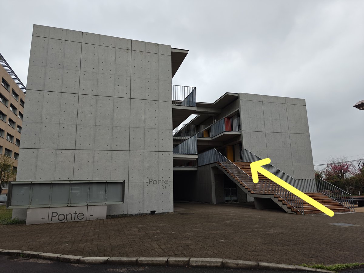 Mtennmon's tweet photo. 「部室棟(Ponte)ってどこにあるの？」という方へ！

部室棟は、28号館の裏手にある、コンクリートの建物です！その部室棟の手前の階段を上がって右の2つ目の部屋が、天文部のいる「232号室」です！ https://t.co/OAo9GmAsAE