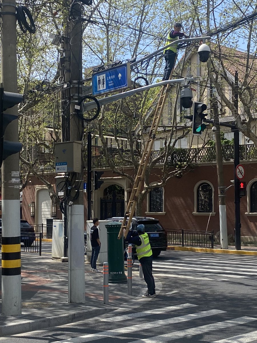 Extraordinary cirque du soleil style high wire repair act on corner of Julu and Shaanxi furthers my stagnant safety standards point (I’m also just really impressed)