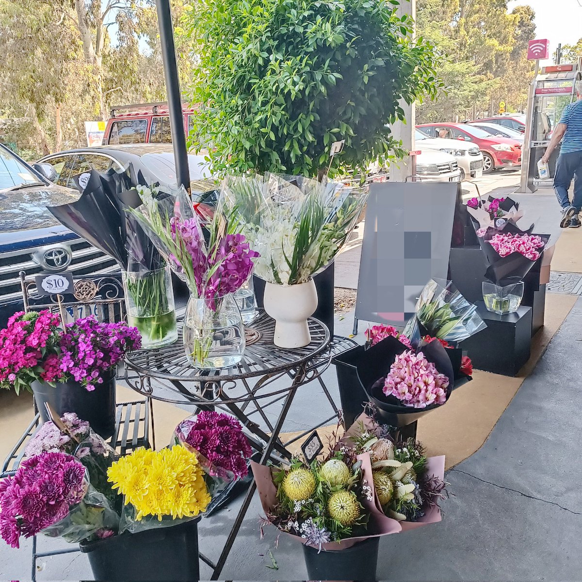 Just a few blooms that caught my eyes! Flowers have a profound effect on our emotions without realizing it, they can help strengthen, soothe and inspire us. Flowers make me happy! What lifts your mood? 🌷🌹🌼🪻🌿☘️💐❤️ #sweetcorner #thelittlethinginlife