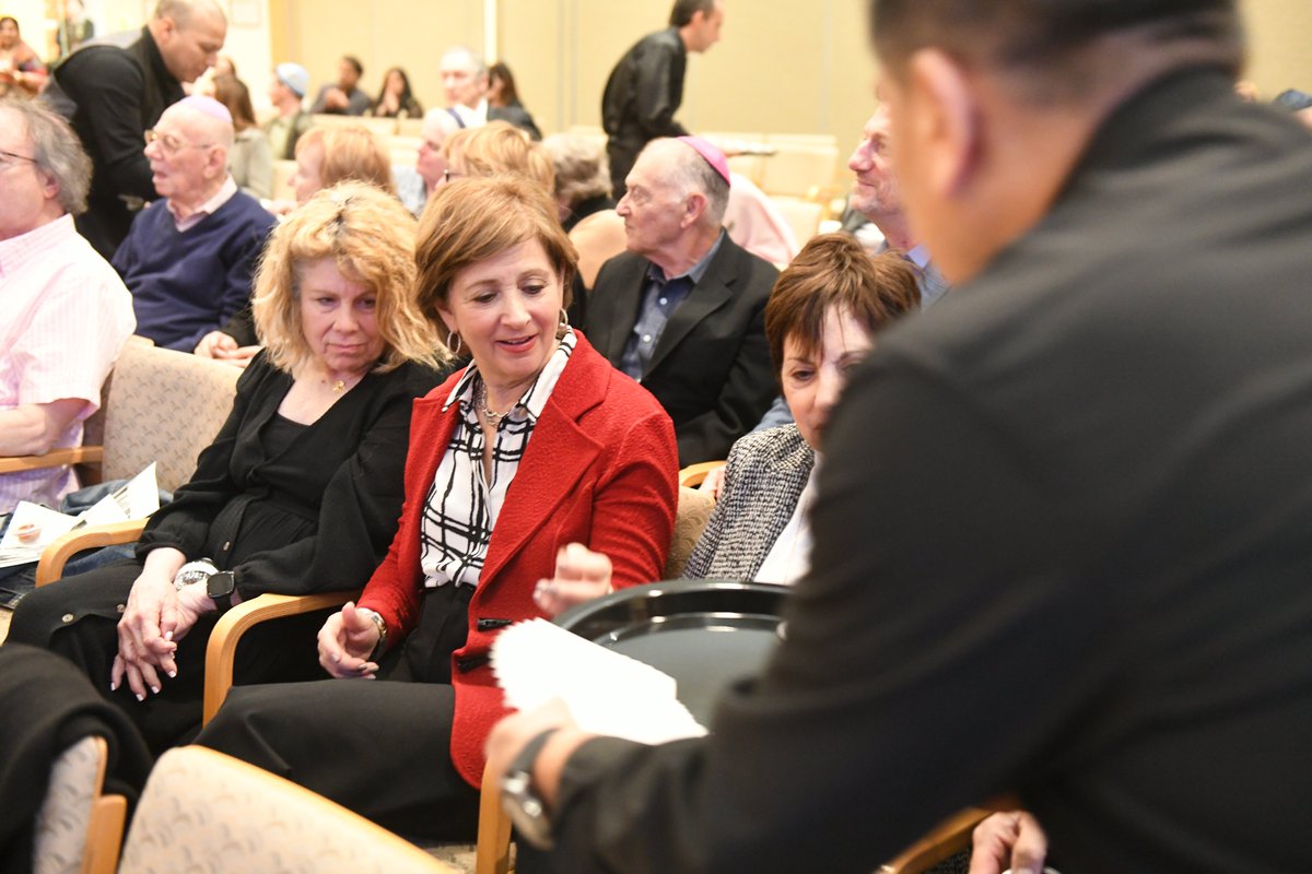 anilaali's tweet image. Muslim Jewish solidarity iftar guest breaking fast with dates and water. Kosher Pakistani food was prepared by Muslim Pakistani chefs at the Congregation B'nai Tzedek. #DCevents #ammwec #iftar @ammwecofficial