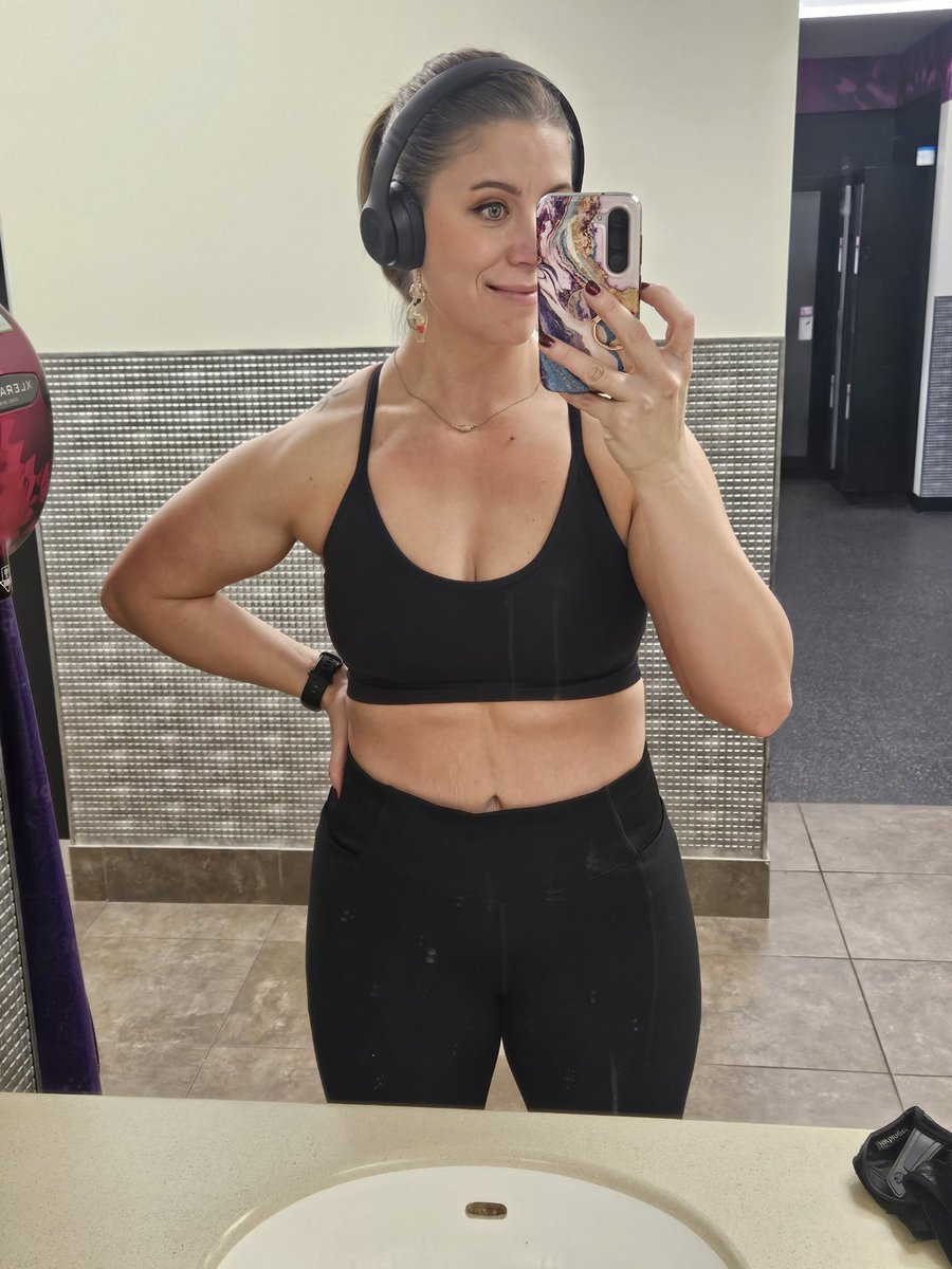 Samanthanolimit's tweet photo. Gym pics from this week. I've gained a couple lbs. Gotta stop eating junk. Ughh #minibulk #gymgirl #fitness #musclemommy #sexy #strong https://t.co/oZUtouQGsz