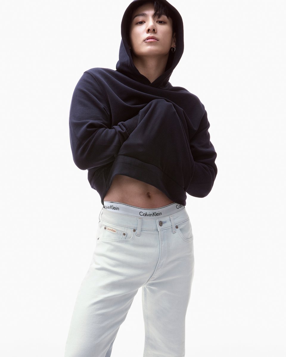 CalvinKlein__JP's tweet photo. Jung Kook／ジョングク着用のテリーフーディーはもうゲットした？  

なめらかな肌触りのプレミアムなフーディー。  

Shop Now:
https://t.co/W37AAWVDbh https://t.co/3zDJw5UW8e