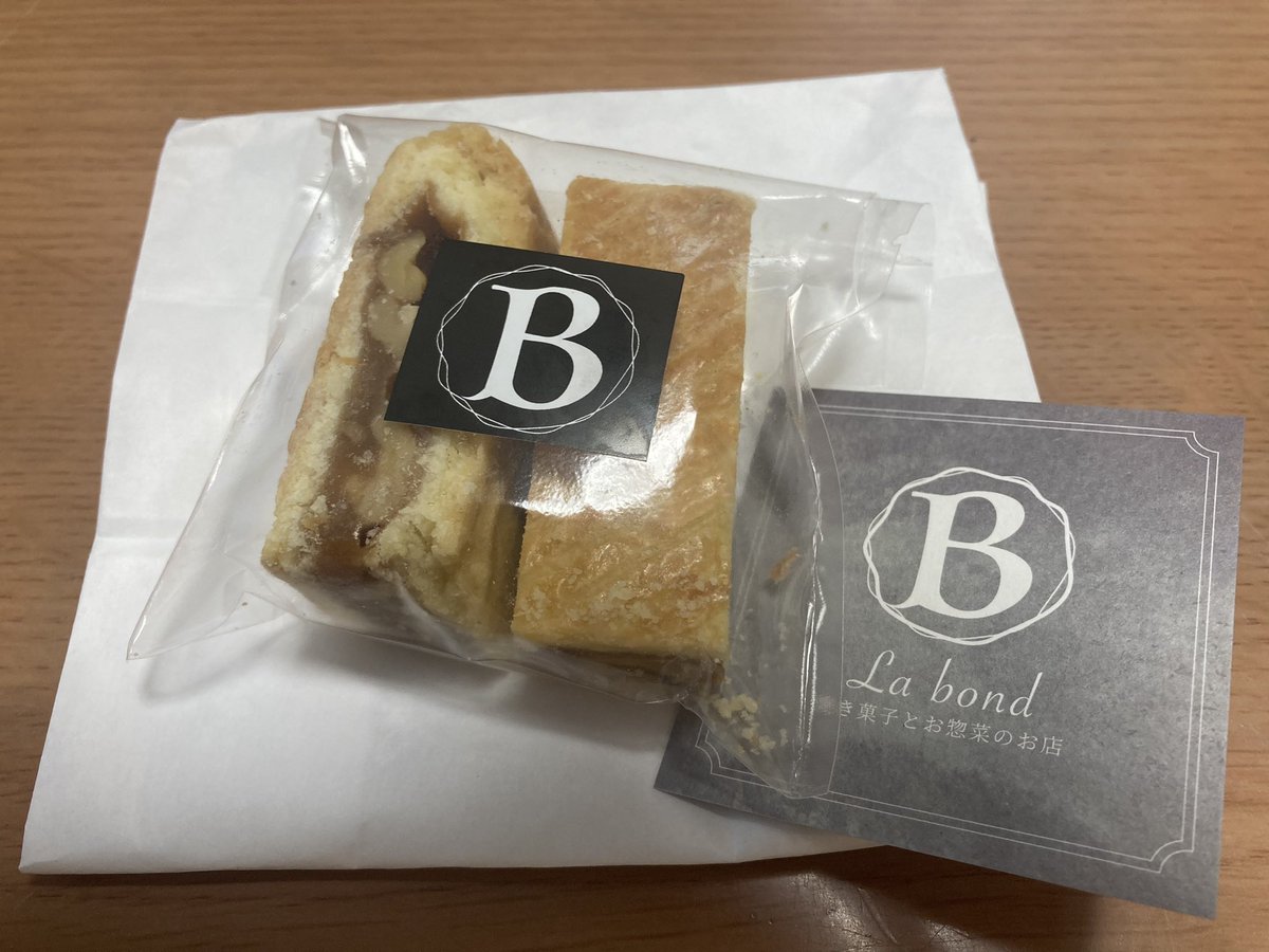 Totsukebi1228's tweet photo. #labond
小さい幸せ 新しい焼き菓子屋さんと出会い
友達からクルミッ子に似た味があると
教えて貰ったので仕事のあとちょっと
こちらではガトーノアで売られていて
確かにクルミにアーモンドプードルなど入ってますが挟む生地は全く別物
一緒に買ってきた抹茶のロールケーキ🍵は
絶品😋 また行こう🎶 https://t.co/42VjXW9Z6b