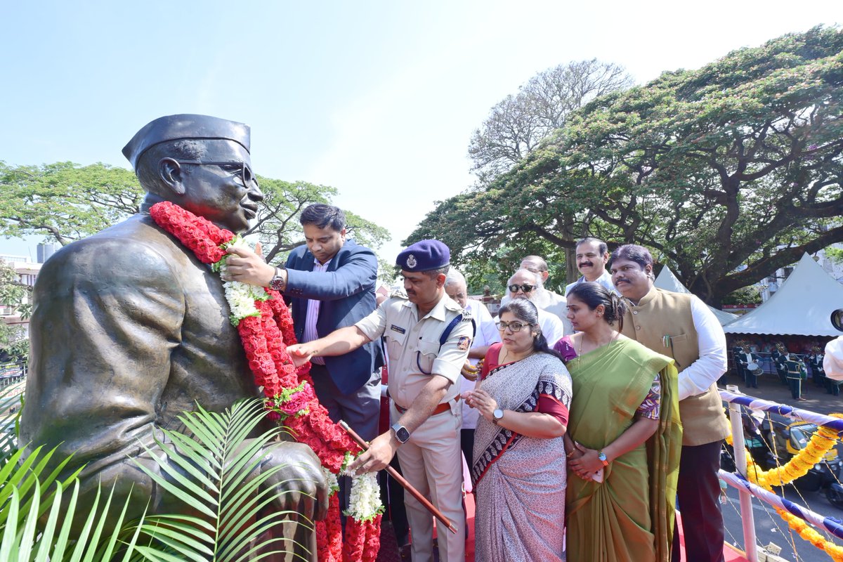 ಈ ದಿನ ಡಾ: ಬಾಬು ಜಗಜೀವನ್ ರಾಮ್ ಪುಣ್ಯ ಸ್ಮರಣೆ ಅಂಗವಾಗಿ ಡಾ:ರಾಜೇಂದ್ರ IAS ಮೈಸೂರು ಜಿಲ್ಲಾಧಿಕಾರಿಗಳು ಮತ್ತು ಶ್ರೀ ರಮೇಶ್ ಬಿ IPS ಪೊಲೀಸ್ ಆಯುಕ್ತರು & ಇತರೆ ಅಧಿಕಾರಿಗಳು ಮೈಸೂರು ನಗರ ರೈಲ್ವೆ ನಿಲ್ದಾಣ ವೃತ್ತದ ಬಳಿ ಇರುವ ಡಾ: ಬಾಬು ಜಗಜೀವನ್ ರಾಮ್ ಸ್ಮರಾಕಕ್ಕೆ ಪುಷ್ಟಾರ್ಚಾನೆ ಮಾಡುವುದರ ಮೂಲಕ ಜನ್ಮದಿನವನ್ನು ಆಚರಿಸಿದರು.