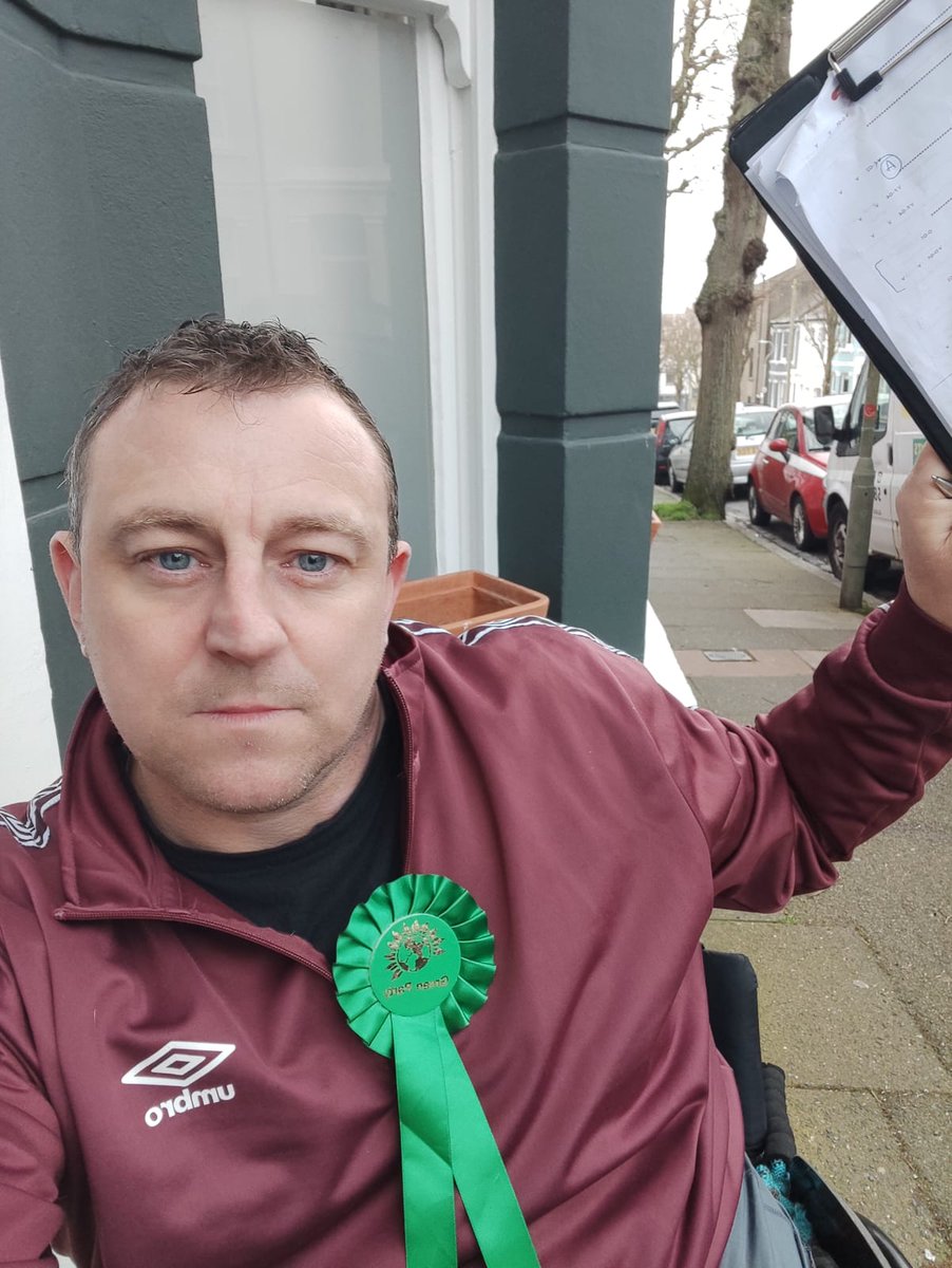 Our brilliant Kemptown by-election candidate, disability campaigner @rickyperrin, out canvassing in Kemptown yesterday. Kemptown deserves a councillor like Ricky - embedded in the community he wishes to stand up for. #votegreen #votericky