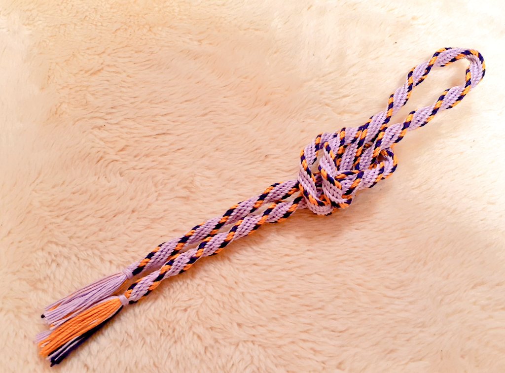 Atelier_maro's tweet photo. 仕上79cm
凹部かまた70cmくらい余った
凸部は倍行ってもいいのもしれない
途中から螺旋の締まりが変わってしまった
重りと締めを調整してみたけど原因が分からなかった
交差するのばかりやっていたから何度か間違えて解いた
パンジービオラみたいにしたかったけど黄色多くてトラロープになってしまった https://t.co/W0NaAbdRP1
