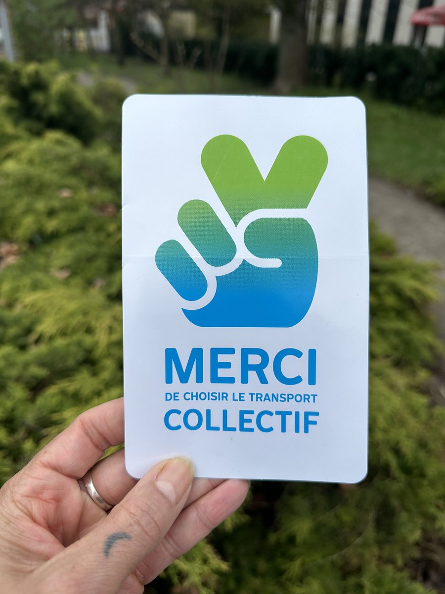 ‚Merci de chosir le transport collectif’✌🏽 A sign of support for #publictransportation & the positive impact it has on quality of life in the city. Quality, affordable & accessible public transportation is a key dimension, of #walkability. Thank you for the stickers @stminfo!