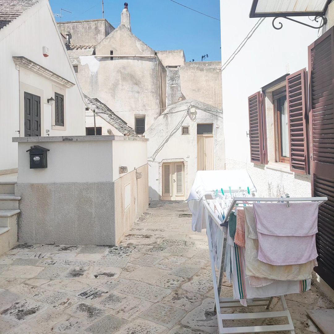 Spring among the Itria Valley alleys, between the scent of flowers and the fragrance of freshly hung clothes🌺🙃 #WeareinPuglia 📸 @lobynski