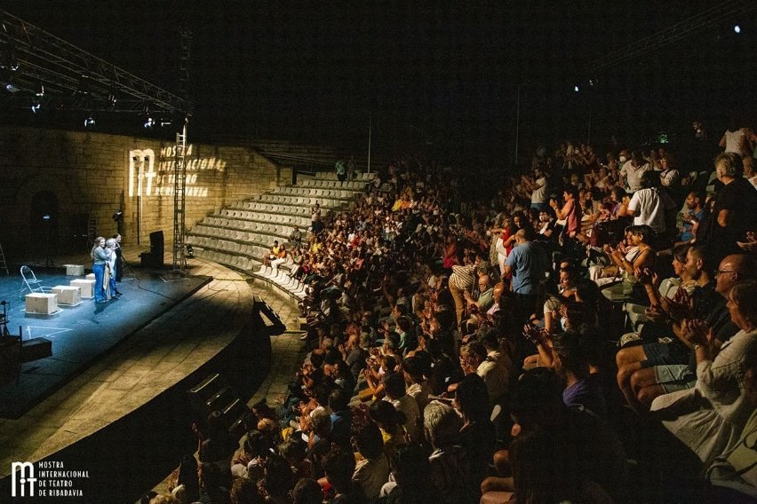 A historia de Inversa Teatro chega ao seu fin e queremos celebralo con vós.  ⭐

É moi especial pechar a compañía cunha montaxe como é O Péndulo os días 20 e 21 de abril ás 20 h. na Sala <a href="/ArtikaSala/">Sala Ártika</a> de Vigo con coloquios posteriores

GRAZAS!

📸 <a href="/MITRibadavia/">MIT Ribadavia</a>  // <a href="/rosinharojo/">Rosinha Rojo</a>