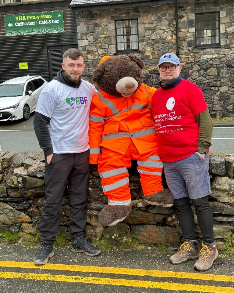 Hunslet and the team at the start of the challenge. Hunslet appears to be the only one smiling though. I am sure that his infectious smile will flow through to the rest of the group