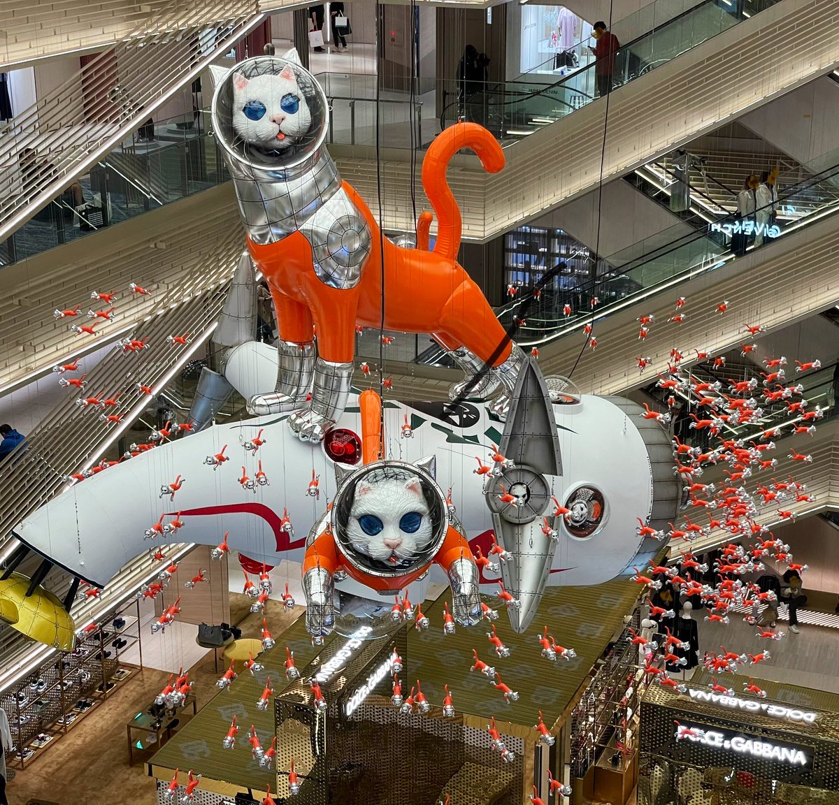 南青山の岡本太郎記念館で開催中の「ヤノベケンジ：太郎と猫と太陽と