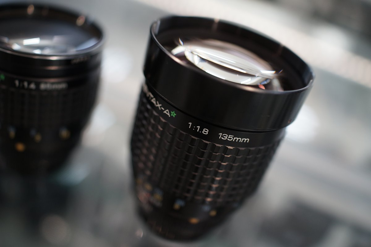 sanpoucamera's tweet image. PENTAX SMCペンタA ☆ 85mmF1.4
PENTAX SMCペンタA ☆ 135mmF1.8
この2本が並ぶのも珍しい
三宝で見た記憶は無く
いつかどこぞのカメラ屋で
見たことがあったかどうか
そのくらい記憶にない
この記憶も20年以上前になり
正直ハッキリと覚えていない
珍しい物を見ているのだろう
＃85ｍｍ　
＃135ｍｍ