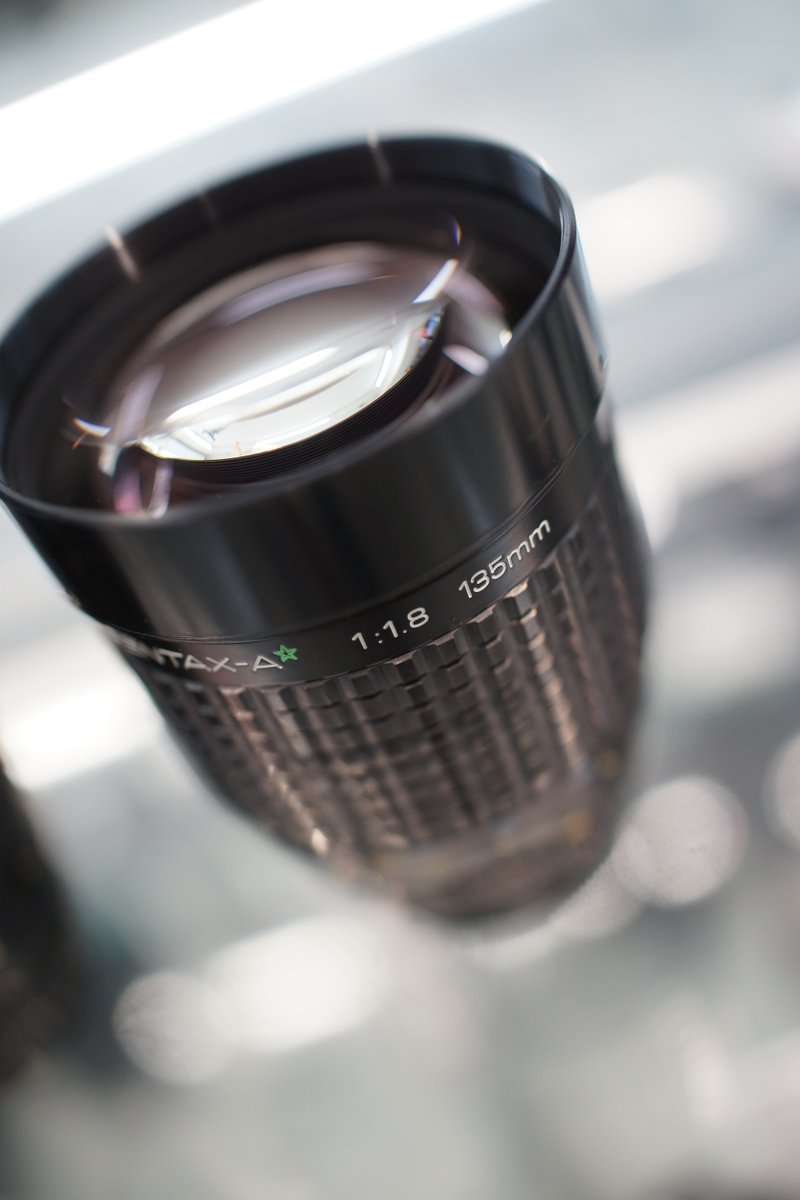 sanpoucamera's tweet image. PENTAX SMCペンタA ☆ 85mmF1.4
PENTAX SMCペンタA ☆ 135mmF1.8
この2本が並ぶのも珍しい
三宝で見た記憶は無く
いつかどこぞのカメラ屋で
見たことがあったかどうか
そのくらい記憶にない
この記憶も20年以上前になり
正直ハッキリと覚えていない
珍しい物を見ているのだろう
＃85ｍｍ　
＃135ｍｍ