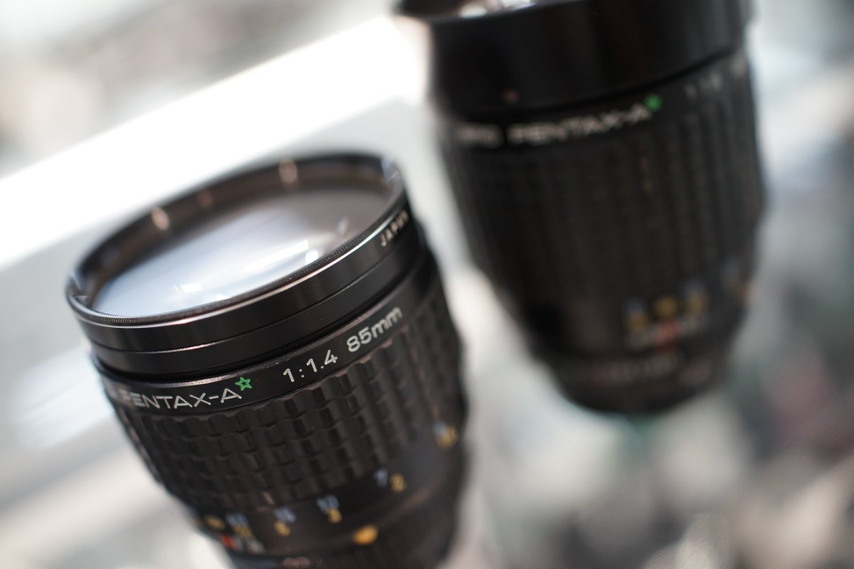sanpoucamera's tweet image. PENTAX SMCペンタA ☆ 85mmF1.4
PENTAX SMCペンタA ☆ 135mmF1.8
この2本が並ぶのも珍しい
三宝で見た記憶は無く
いつかどこぞのカメラ屋で
見たことがあったかどうか
そのくらい記憶にない
この記憶も20年以上前になり
正直ハッキリと覚えていない
珍しい物を見ているのだろう
＃85ｍｍ　
＃135ｍｍ