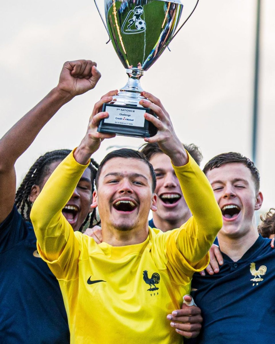 Ilan Jourdren, fils de Geoffrey, champion de France avec Montpellier en 2012 et star de 'A la Clairefontaine'. Le fiston est promis à un bel avenir et marche sur les traces du père avec un titre de meilleur joueur au tournoi de Montaigu avec l'Equipe de France U16.…