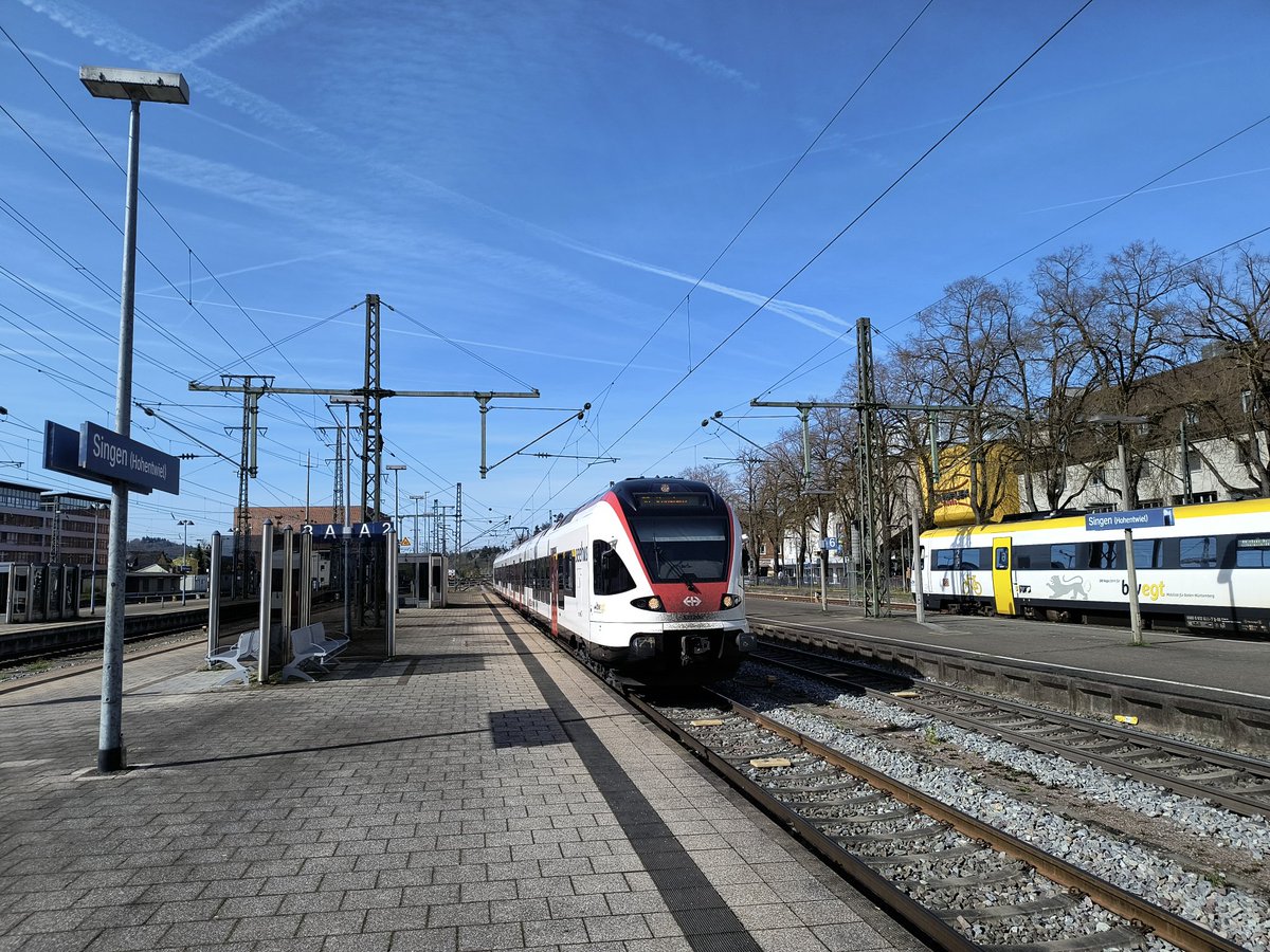 lejeunedutrain's tweet photo. Direction Radolfzell depuis Singen (Hohentwiel) avec la #S6 #Seehas @bwegtBW assuré par #SBbGmbH reliant Engen a Konstanz, un véritable train court et bondé ! https://t.co/eFxrDy9NxD