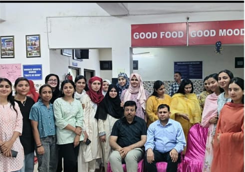Pehlejanta's tweet photo. GCW Gandhinagar Hosts Iftar Party, Fostering Diversity and Inclusivity Among Students https://t.co/hv5VBt2KUs