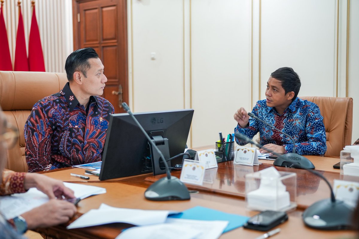 RajaJuliAntoni's tweet photo. Ikhtiar untuk melakukan pembaharuan hukum agar relevan dengan perkembangan zaman adalah suatu keniscayaan. 

Dalam konteks itu, tadi pagi (5/4) saya hadir dalam rapat pimpinan tentang Perubahan Peraturan Pemerintah (PP) 18 Tahun 2021 tentang Hak Pengelolaan, Hak Atas Tanah, Satuan Rumah Susun, dan Pendaftaran Tanah, yang dipimipin oleh Mas Menteri @AgusYudhoyono

Selain pembahasan tentang Ekonomi Karbon sebagai cara untuk mengatasi perubahan iklim sebagaimana arahan Presiden @jokowi, rapat pagi tadi juga membahas sejumlah fakta empiris untuk mendorong dan memberikan kepastian dan perlindungan hukum bagi pertumbuhan ekonomi secara berkelanjutan dan dukungan terhadap dunia usaha dengan keberlanjutan lingkungan. 

Pembahasan atas perubahan PP ini dibahas bersama-sama dengan Kemenko Ekonomi, Kemensetneg, Seskab, serta perwakilan dari Kementerian Kelautan. 

Semoga perubahan ini semakin menyeimbangkan perekonomian dan kelanjutan iklim Indonesia.