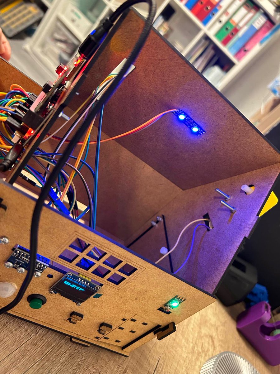 ThomasLeitgeb's tweet photo. 🤖📚 Besonders stolz sind wir auf die umweltfreundliche Produktion der Robobox aus recycleten PLA mittels 3D-Druck – ein klares Zeichen, dass Innovation und Nachhaltigkeit Hand in Hand gehen können. 🌱 https://t.co/Gaa2Uk2hdE