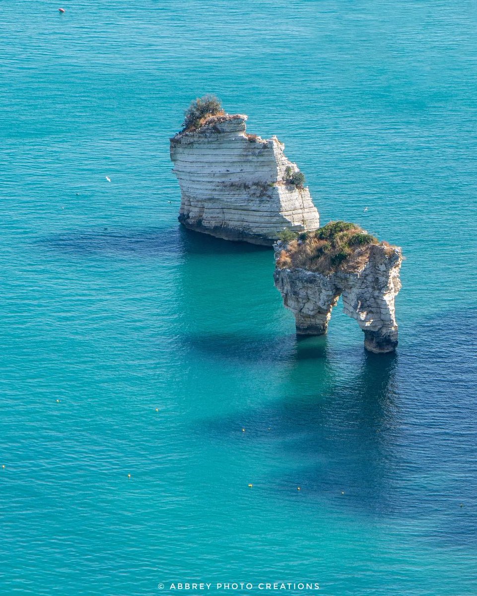 Sentite anche voi sempre più forte il richiamo del mare? 🌊 Impossibile resistere, specialmente se la vista è come questa! Siamo tra le falesie del Gargano 😊 #WeAreinPuglia 📸 @nick_abbrey