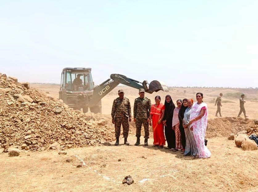 #WeCare

Displaying an enduring commitment of #IndianArmy,to honor the sacrifices of its soldiers #SouthernCommand extends a helping hand to empower Six #VeerNaris from #Satara by providing technical assistance in water & ecological conservation on Govt allotted land

#NariShakti