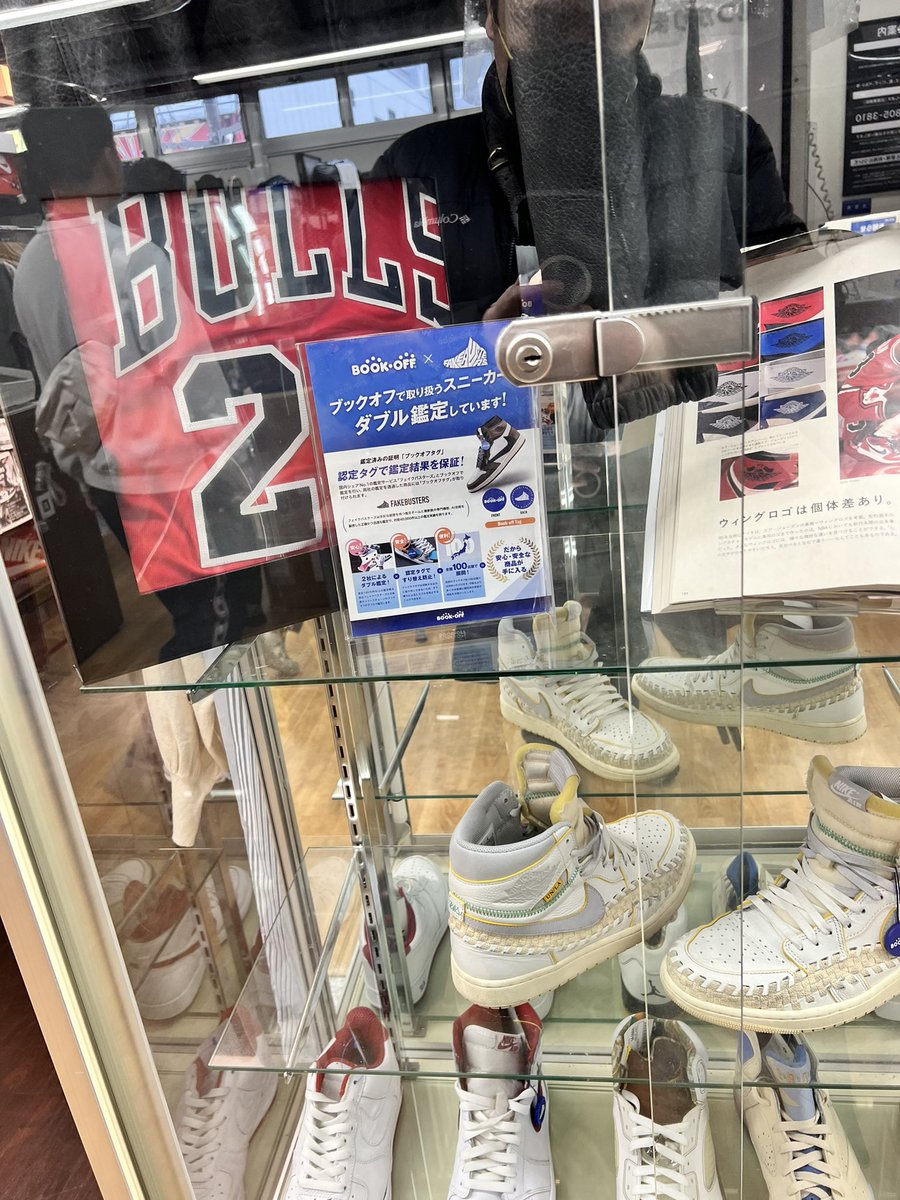 TheJCJimenez's tweet photo. Book off in japan is something to see… the amount of stuff there is amazing.. esp their music section! https://t.co/gZ1FWlS1ee